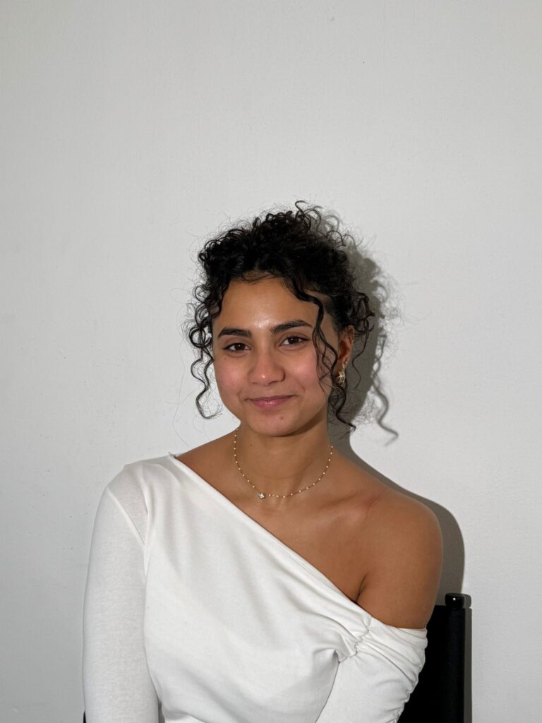 Mariée avant maquillage de mariage sur brune aux yeux marrons
