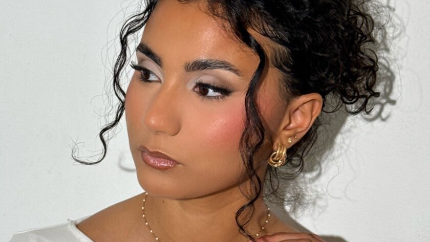 Mariée avec maquillage de mariage sur brune aux yeux marrons