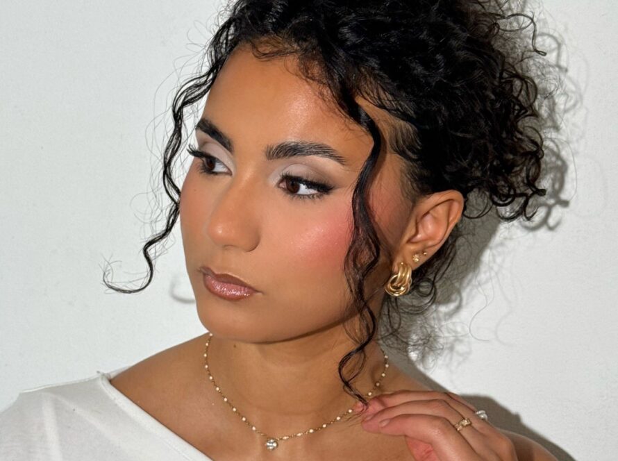 Mariée avec maquillage de mariage sur brune aux yeux marrons