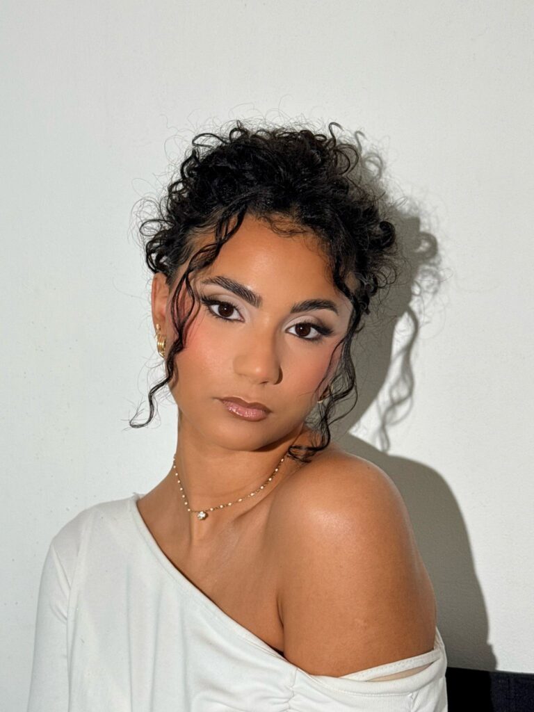 Mariée avec maquillage de mariage sur brune aux yeux marrons