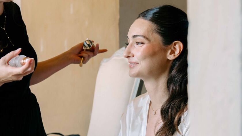 Maquillage et coiffure de mariage dans le Beaujolais pour Pauline - Photos Jérémy Talens