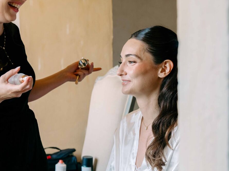 Maquillage et coiffure de mariage dans le Beaujolais pour Pauline - Photos Jérémy Talens