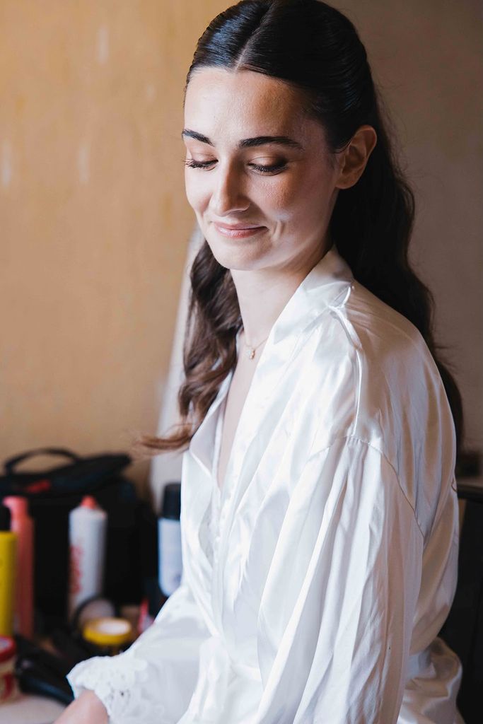 Maquillage et coiffure de mariée dans le Beaujolais par Cassandra Martin maquilleuse professionnelle - Photos Jérémy Talens 