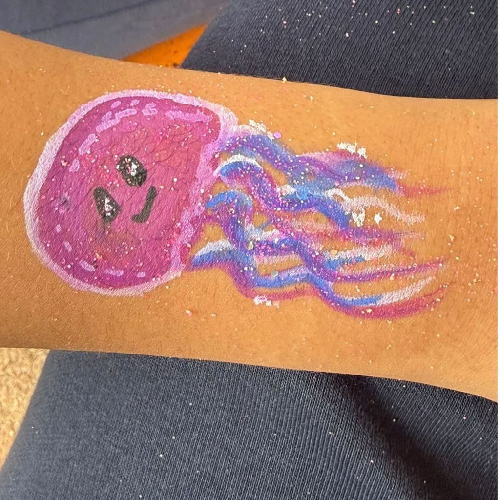 Maquillage pour enfant à Lyon par Cassandra Martin, maquilleuse professionnelle - Méduse sur bras