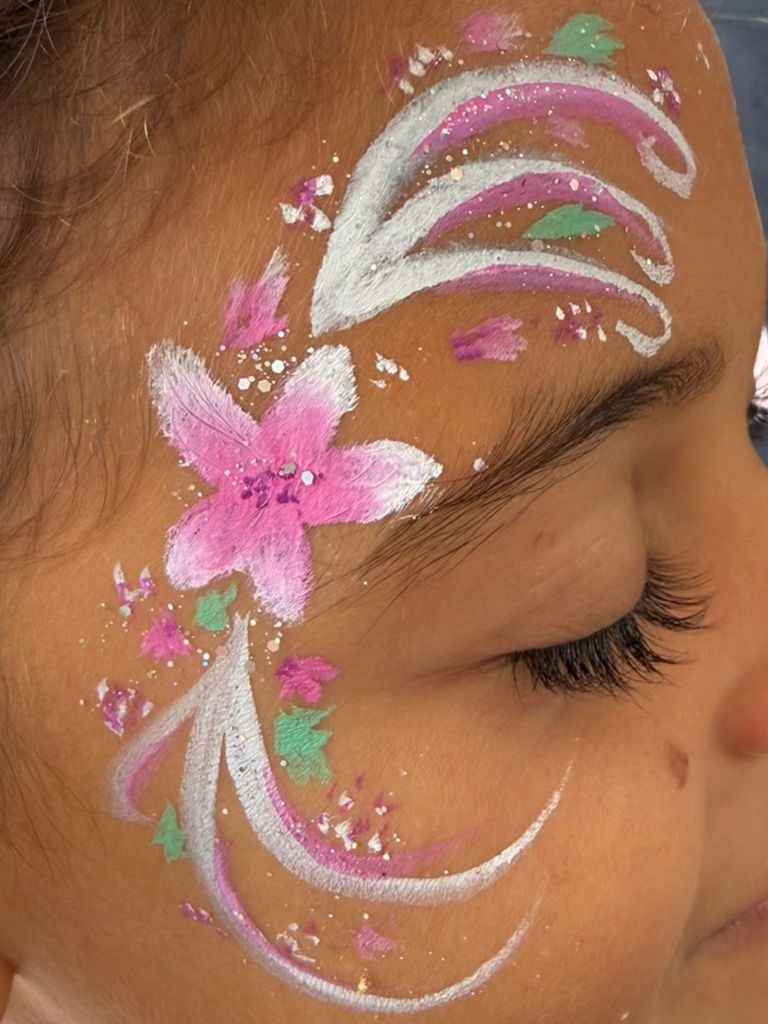Maquillage fleur pour enfant à Lyon par Cassandra Martin, maquilleuse professionnelle