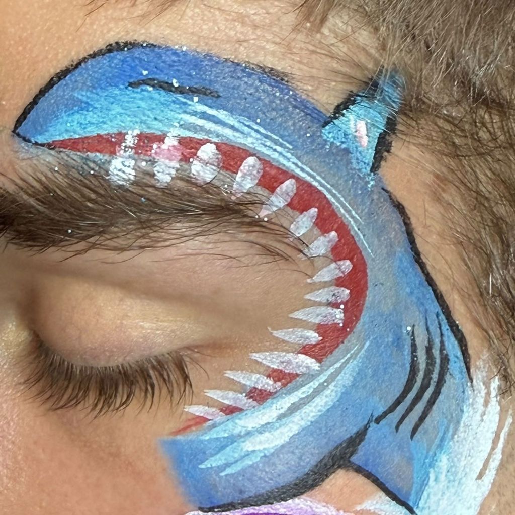 Maquillage requin pour enfant à Lyon par Cassandra Martin, maquilleuse professionnelle